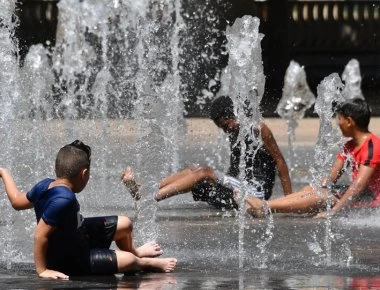 Φονικός ο καύσωνας στην Ευρώπη: 17χρονος εργαζόμενος πέθανε στην Ισπανία (βίντεο)